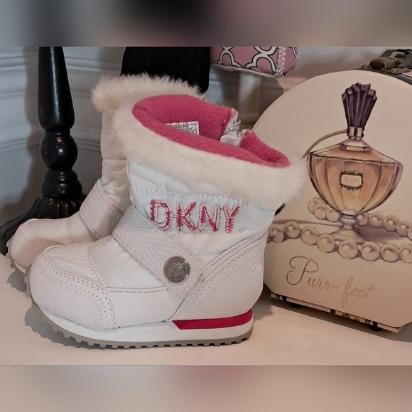 DKNY Wite and Pink Kids Winter Boots Size 5 NWOT - Picture 2 of 8